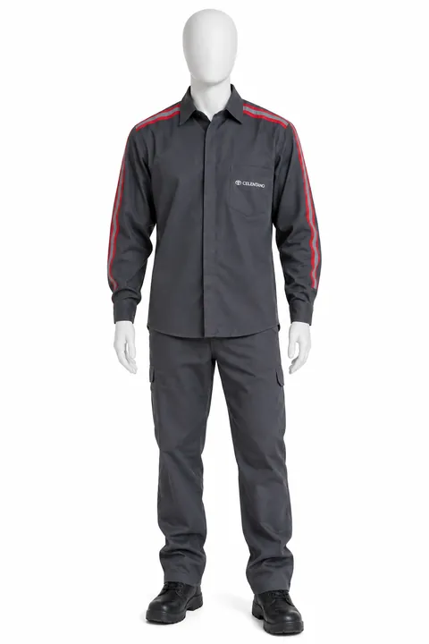 Camisa de trabajo gris con vivos rojos en las mangas y pantalón cargo