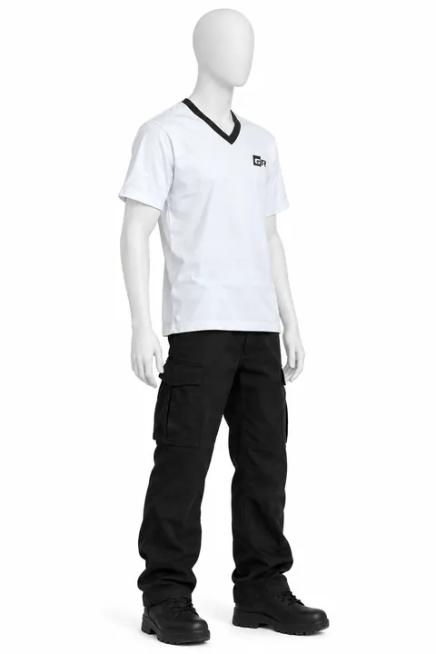 Remera blanca de cuello en V con pantalón cargo negro