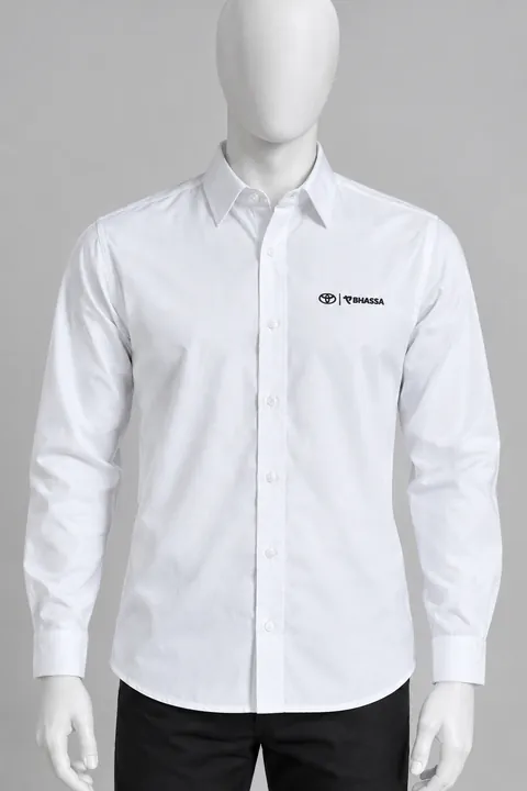 Camisa blanca de manga larga con logo bordado en el pecho